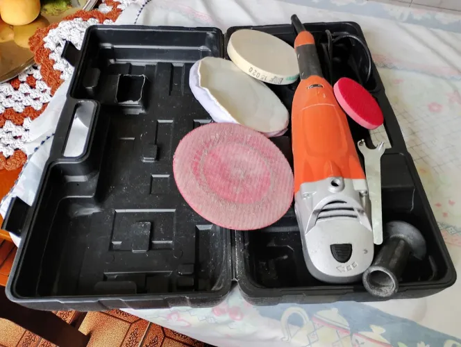 Politriz Black Decker 7" 1300W vel. Variável e maleta WP 1500K 220V