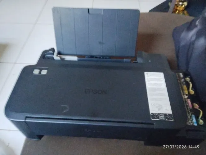 Modelo: Trata-se de uma impressora Epson EcoTank L120 ou modelo similar da linha L.