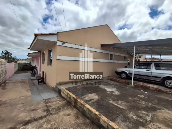 Venda e Locação - Casa com 2 Quartos, Sala Integrada e Garagem Coberta no Condomínio Conju