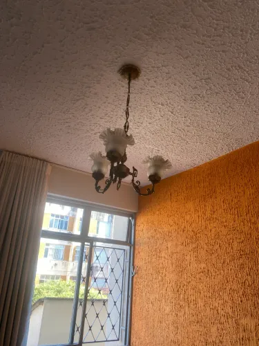Lustre pendente colonial 3 braços com cúpula de vidro branco
