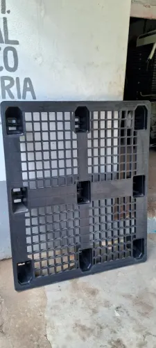 Paletes Plásticos seminovos empilháveis 1,00x1,20
