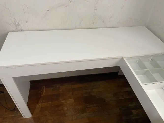 Escrivaninha e penteadeira em Ótimo estado