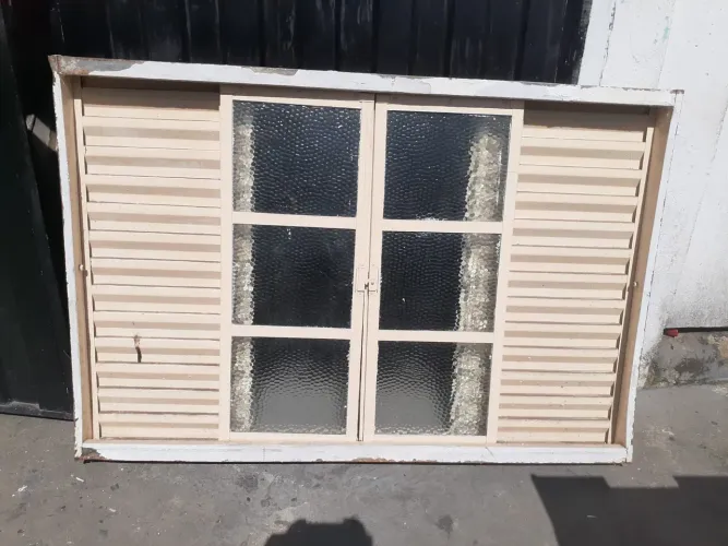 Janela veneziana com vidro! 1.00x1.50 aceito proposta