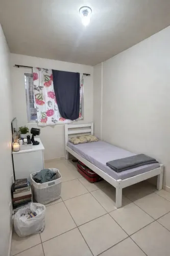 Aluga-se quarto sem mobília - somente para mulher