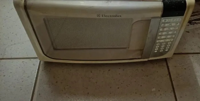 Micro-ondas com defeito liga, tem luz, só faz um barulho estranho.