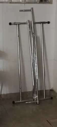 Arara de roupas e geladeira