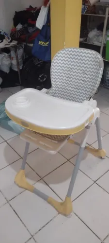 Cadeira para alimentação de crianças 