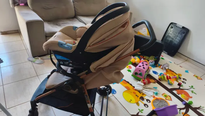Carrinho de bebe com bebe conforto