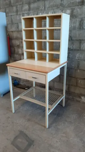 escrivaninha industrial com estante colmeia integrada