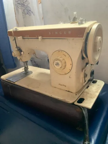 Vendo máquina de costura ela liga mas não funciona precisa de uma boa limpeza e conserto