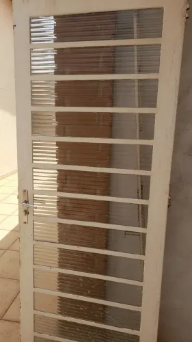 Porta de aço com vidro e batente
