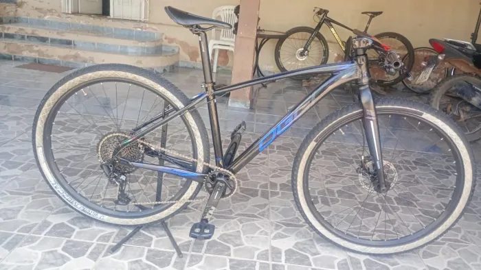 Bike OGGI Aro 29 - Quadro 17 - Azul Escuro - Kit SRAM