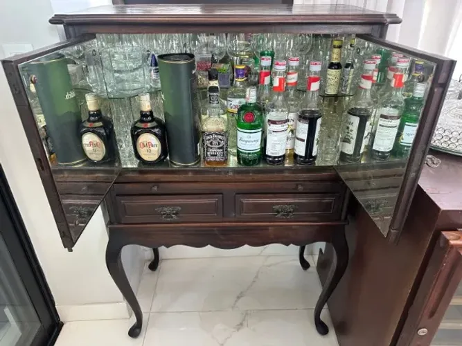 Bar Chippandelle em Madeira Maciça