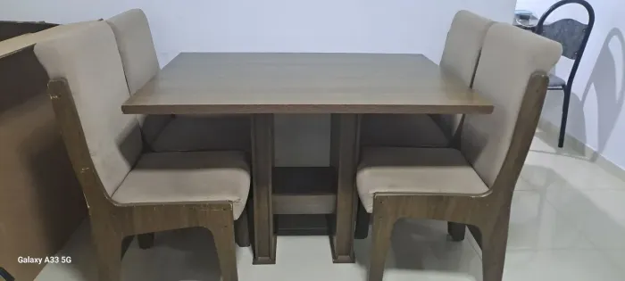Mesa jantar com cadeiras estofadas