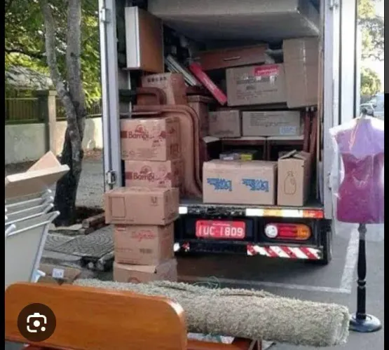 Trabalho como ajudante de mudanças e carga e descarga.