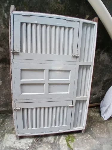 Janela de madeira de lei retrô