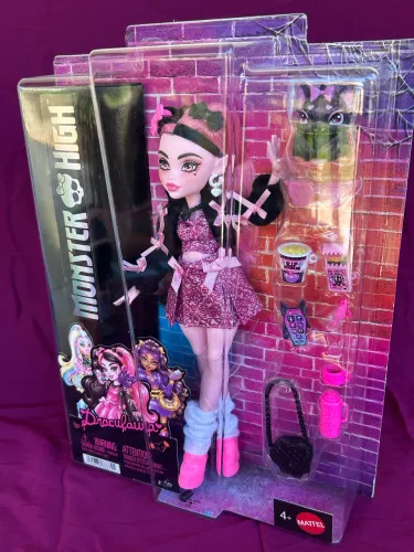 Boneca Monster High Draculaura core refresh 2 lacrada na caixa