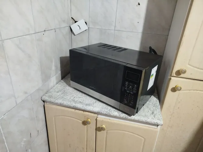 Microondas Britânia 26 Litros 127v, com defeito, para conserto ou retirada de peças. 