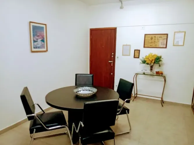 Mesa de escritório redonda + 4 cadeiras cromadas