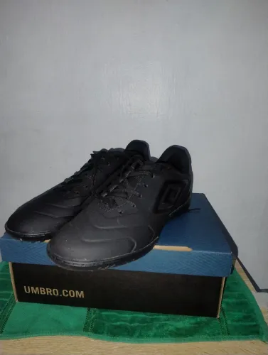 Society Umbro preta Sintético