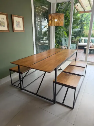 Mesa de jantar com bancos