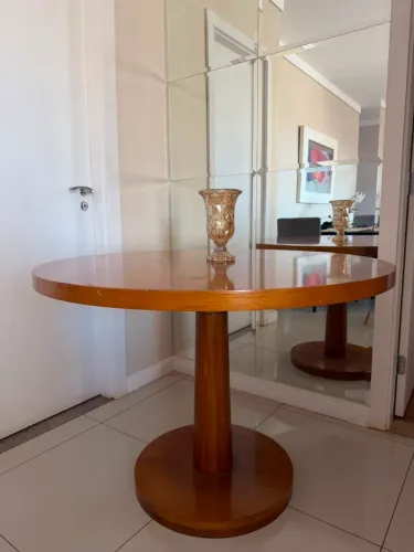 Mesa de madeira redonda