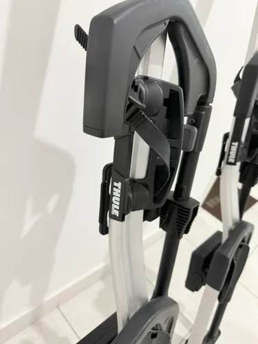 2 - Transbike Thule UpRide de teto vertical.