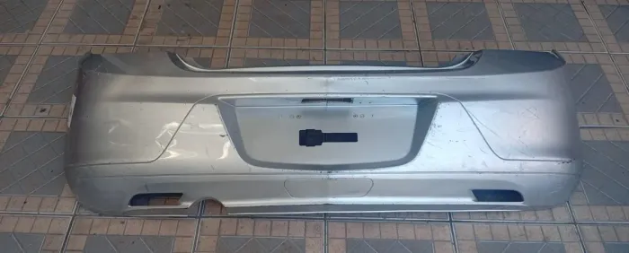 Para-choque traseiro Chevrolet Onix Hatch 13/18 com detalhe na garra