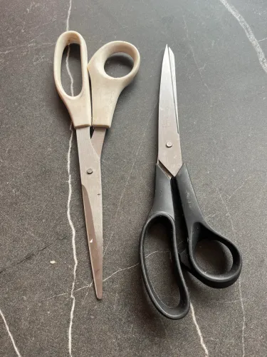 2 tesouras tamanho grande