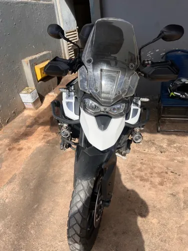 Triumph 21/21 semi nova , revisões em dia, Baú, protetor, pneu novos