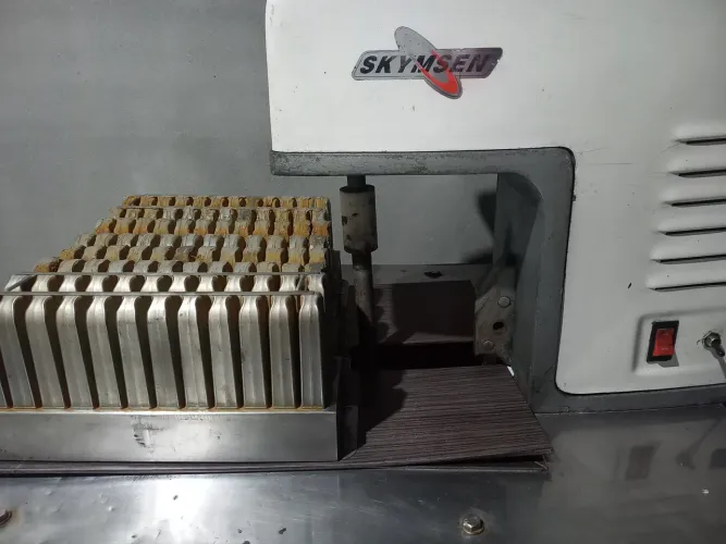 Máquina de fabricar picolés e sorvete.