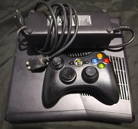 Xbox 360 Slim Desbloqueado 4GB + 1 Controle e fonte 110v