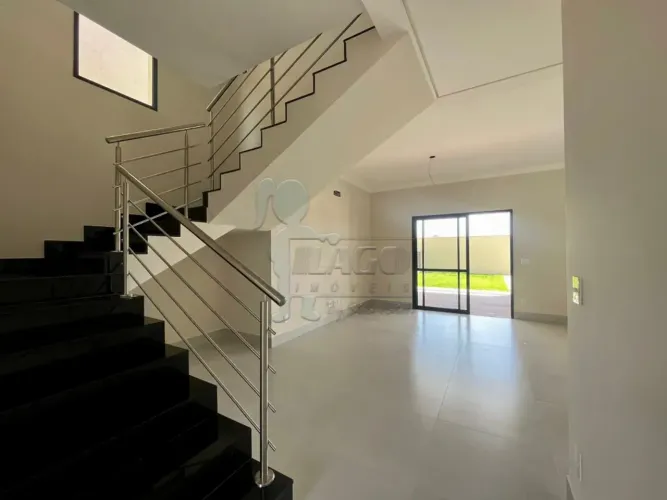 Casa sobrado de 230m² com 03 suítes à venda em condomínio - Vila do Golf