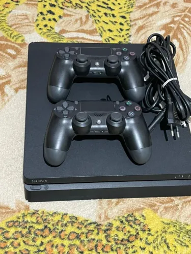 Vendo PS4 usado mais em ótimo estado sem marcas de uso, com suas manetes e vários jogos.