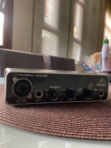 Interface de Áudio BEHRINGER U-PHORIA UMC22