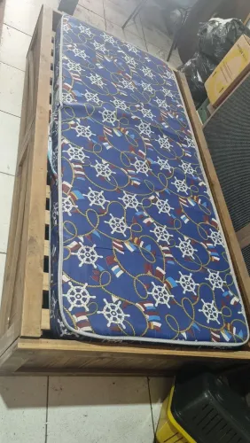 Cama solteiro com gavetas de madeira