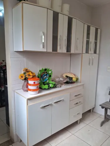 Vendo sofá 2 e 3 lugares,rack,conjunto de cozinha e cama de casal. 