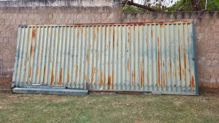 Portões garagem e pedestres em metal