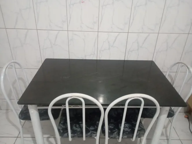 Mesa com 4 cadeiras uso razoável