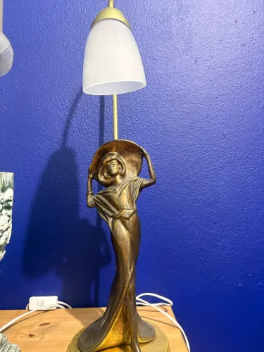 Abajur Dama de época.