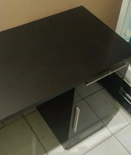 MESA ESCRITÓRIO PRETA COM CHAVE