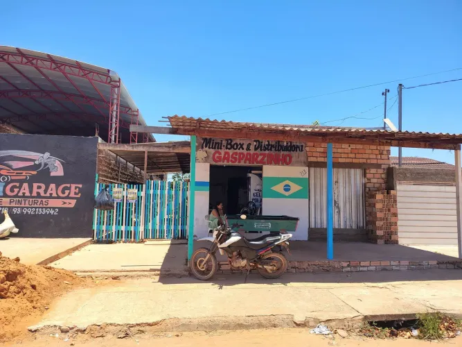 Casa a venda com 2 pontos comercial na frente e 2 casas ao fundo