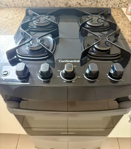 Fogão 4 bocas acendimento automático. Tampo em vidro.