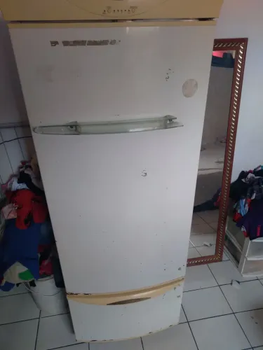 Vende-se essa geladeira da marca Brastemp, funciona normal sem nem um problema ...