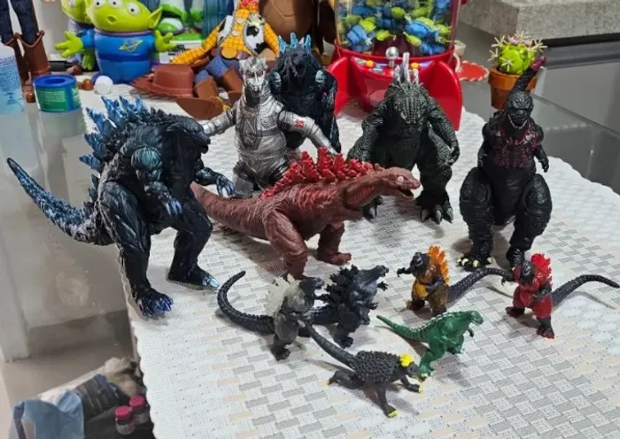 Lote de figuras do Godzilla e Shin Godzilla