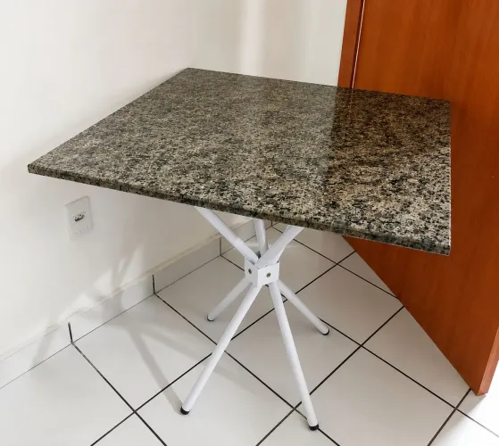 Mesa com tampo de Granito