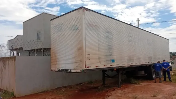 Carreta baú Bertolini, ano 2002, modelo REB/BERTOLINI AMZ BAL3EL *COM PNEUS*