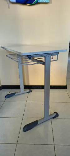 Mesa de trabalho ou banca escolar