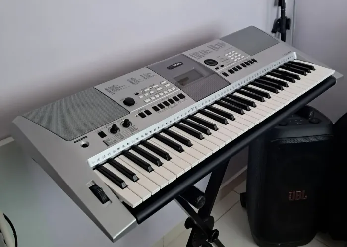 Teclado PSR E 413 YAMAHA.