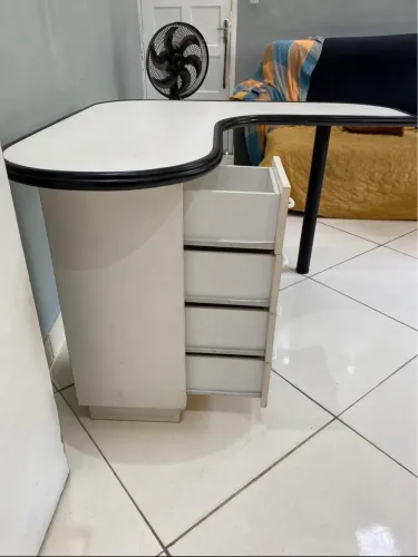 Mesa de escritório escrivaninha em L , com gavetas 